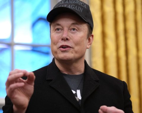 <title>Musk Asserts Astronaut Delay Rooted in Politics Amid Rebuttals</title>