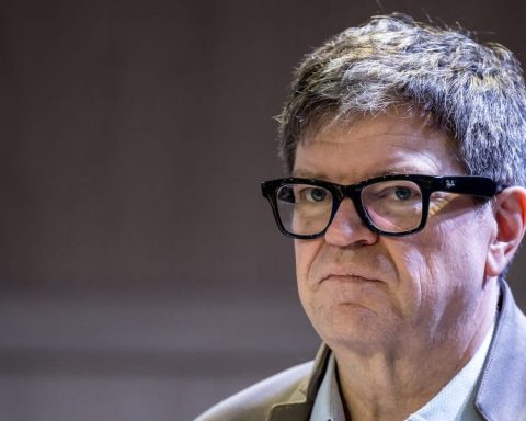 AI Expert Cautions US Researchers on Potential Exodus Due to Funding Freeze