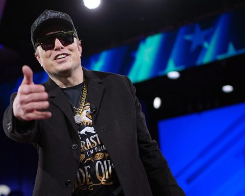 <title>Expert Analysis of Elon Musk's DOGE Email Strategies</title>