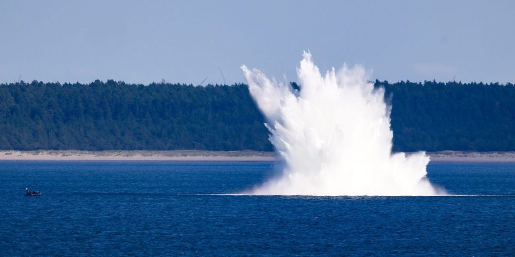 <title>US Navy Pursues Robotics to Combat Subaquatic Mine Threat</title>
