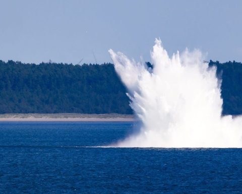 <title>US Navy Pursues Robotics to Combat Subaquatic Mine Threat</title>