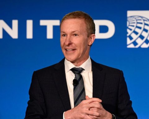Navigating the Skies: United CEO's Blueprint for Optimizing Air Traffic Control