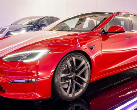 <title>Tesla Stake Liquidated by Angel Investor in Wake of Musk's Turmoil</title>