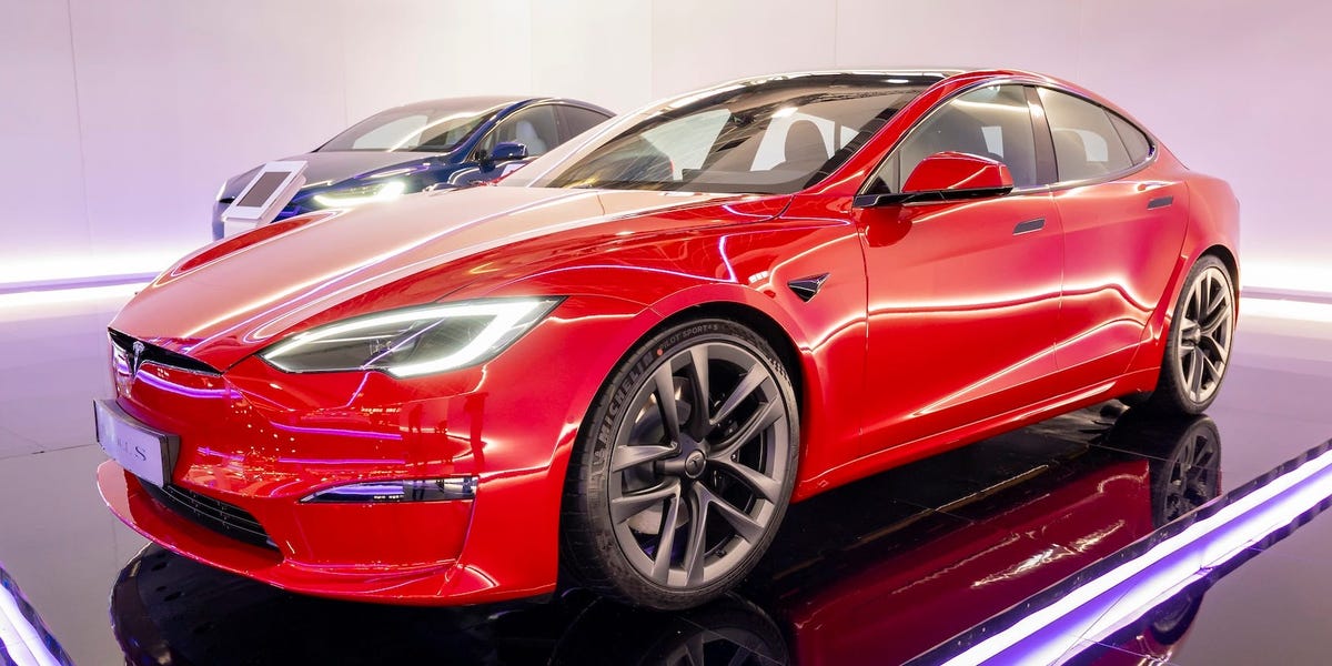 <title>Tesla Stake Liquidated by Angel Investor in Wake of Musk's Turmoil</title>