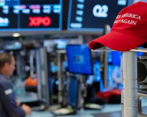 Market Gurus Stay Committed to Trump-Driven Investments Amid Growing Uncertainties