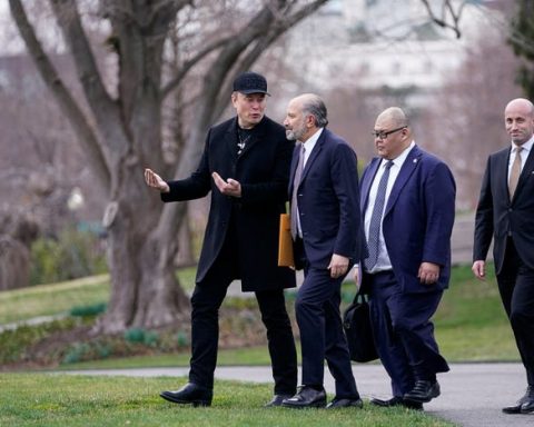 <title>Commerce Meets Innovation: Lutnick and Musk Stroll at the White House</title>