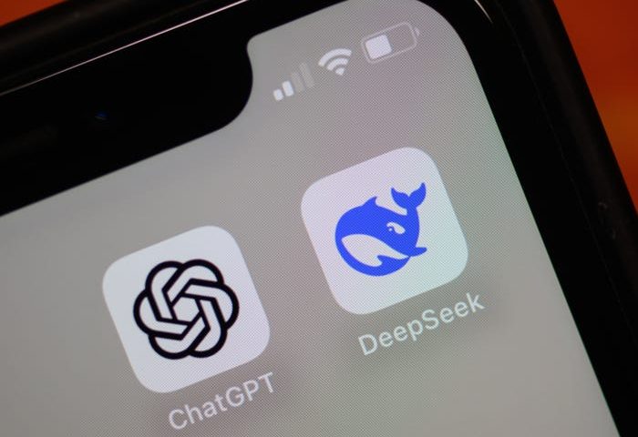 Comparing AI: ChatGPT vs. DeepSeek on Mobile