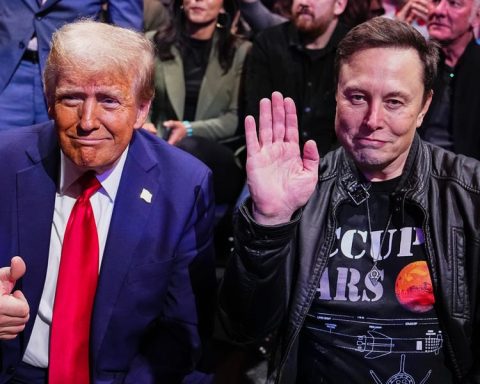 <title>Tesla Surges Amid Trump's Tariff Impact on Legacy Automakers</title>