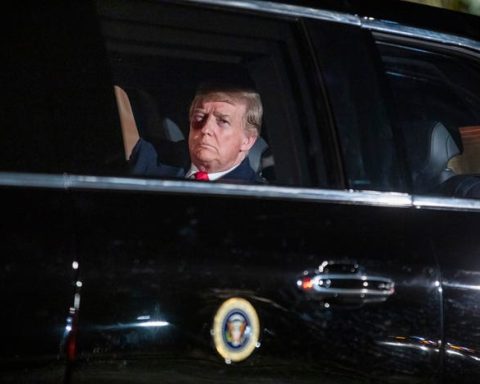 <title>A Glimpse Beyond the Glass: Trump's Limo Perspective</title>
