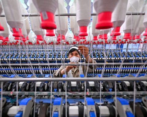 A Textile Worker’s Journey in Modern China